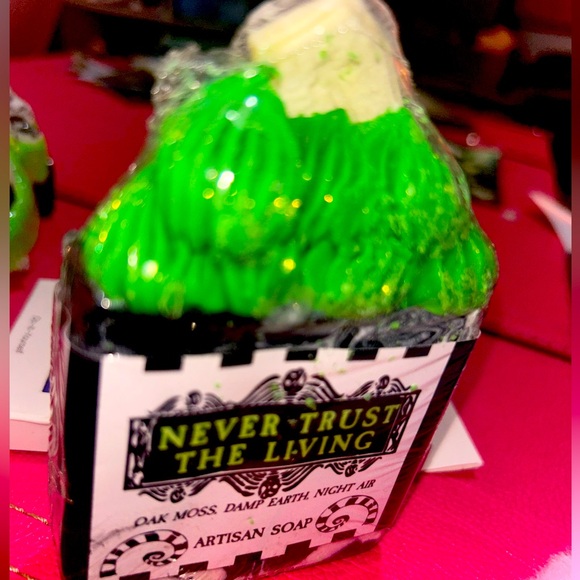 Beetlejuice Sandworm Never Trust The Living Gift Set - Picture 5 of 11